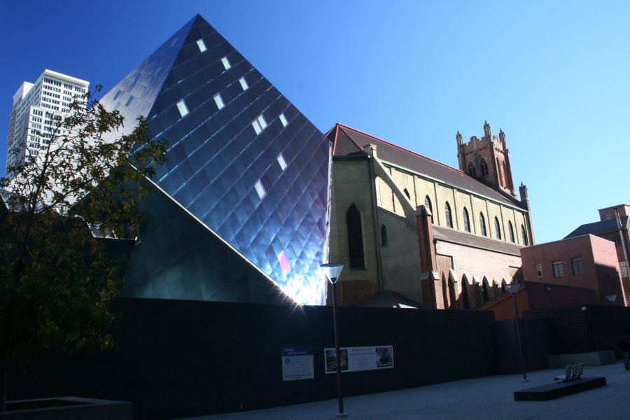 budoucí Contemporary Jewish Museum, kostel Sv. Patrika v pozadí