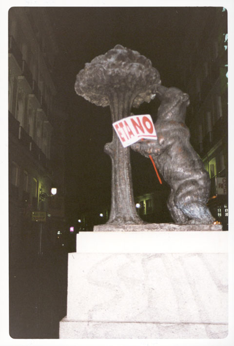 Medvědice na Plaza del Sol, madridský symbol, po demonstraci proti ETA (57 kB)